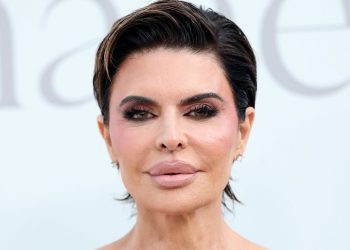 Lisa Rinna with Bleached Hair and Brows Is Totally Unexpected—See the Photos