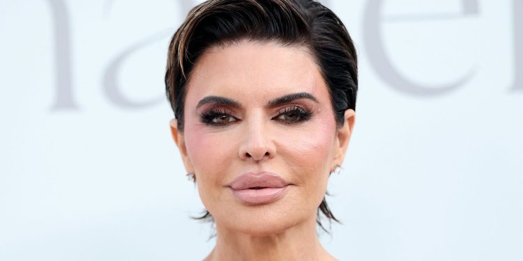 Lisa Rinna with Bleached Hair and Brows Is Totally Unexpected—See the Photos