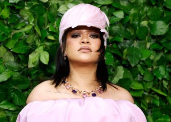 Rihanna’s Top Knot and Red Lip Are Making Me Nostalgic for 2012 — See Photos