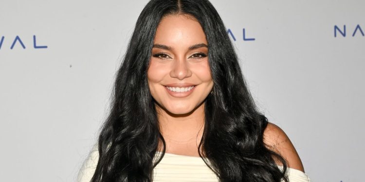 Vanessa Hudgens Combined Cat-Eye and Polka Dots for a Hyper-Trendy Manicure