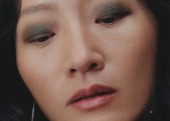 10 Best Eye Shadows for Mature Skin That Glide, Blend, and Never Crease