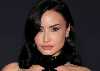 Demi Lovato’s Outline Manicure Is the Coolest Inspo for Short Nails
