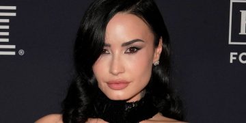 Demi Lovato’s Outline Manicure Is the Coolest Inspo for Short Nails