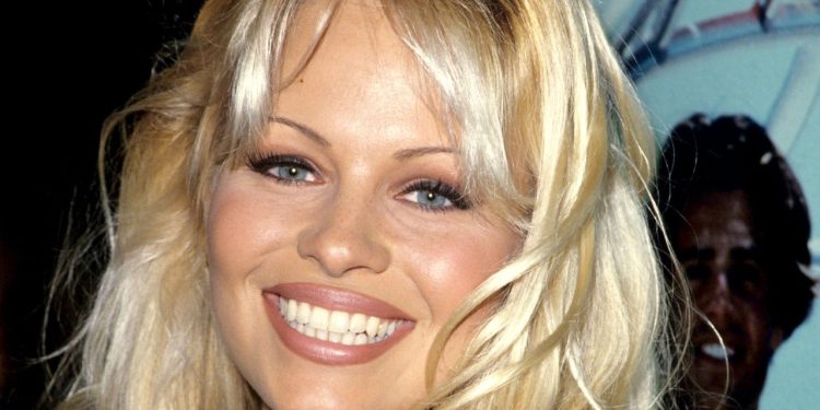 How to Recreate Pamela Anderson’s Y2K Frosted Lip Combo
