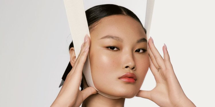 The Differences Between Drains, Glue, and Surgical Nets for Facelift Recovery