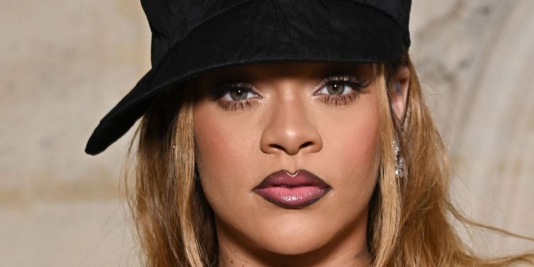 What Perfume Does Rihanna Wear? These Are Her Confirmed Favorites
