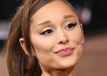 Even Ariana Grande Is Hopping on the Tortoiseshell Headband Trend