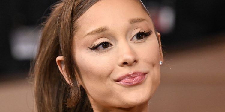 Even Ariana Grande Is Hopping on the Tortoiseshell Headband Trend