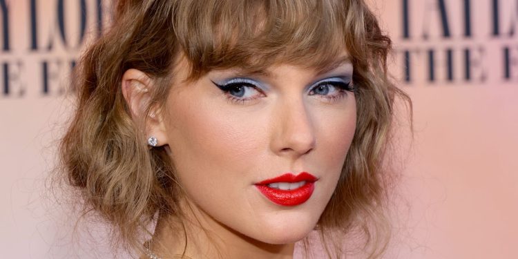 I Have a Big Crush on Taylor Swift’s Opalescent Cat-Eye Nails—See the Photos