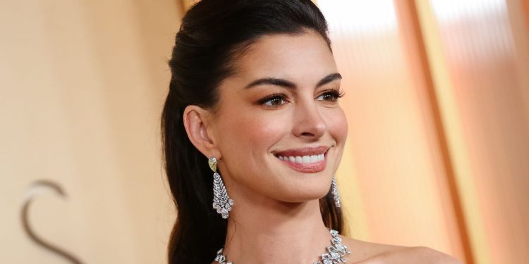Anne Hathaway Revived Her “The Devil Wears Prada Bangs”—See the Video