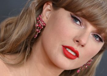 Taylor Swift’s Mint Manicure Is a Throwback to My Pinterest Days—See the Photos