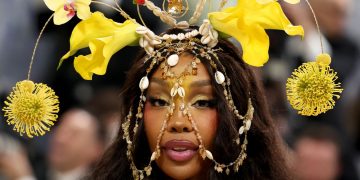 SZA’s “Yellow Halo” Met Gala Makeup Felt Like Pure Sunshine