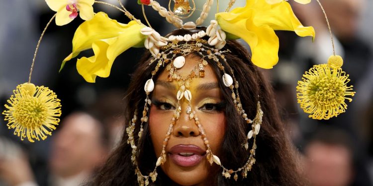 SZA’s “Yellow Halo” Met Gala Makeup Felt Like Pure Sunshine