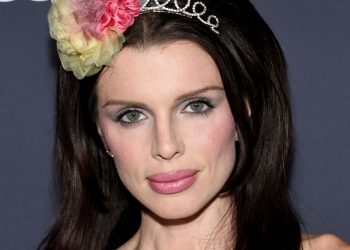 Julia Fox’s Vintage Pageant Queen Glam Is a Real Winner—See the Photos