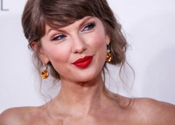 Taylor Swift’s Soft, Smudged Cat-Eye Liner Is Peak Millennial—See the Photos