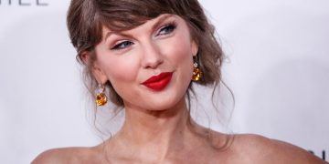Taylor Swift’s Soft, Smudged Cat-Eye Liner Is Peak Millennial—See the Photos