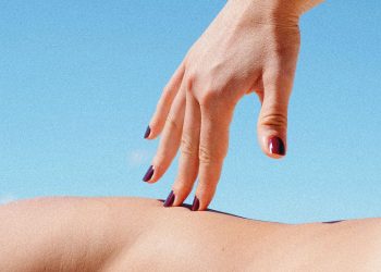 Why Dark Manicures Should Be Worn in the Summer
