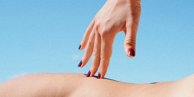 Why Dark Manicures Should Be Worn in the Summer